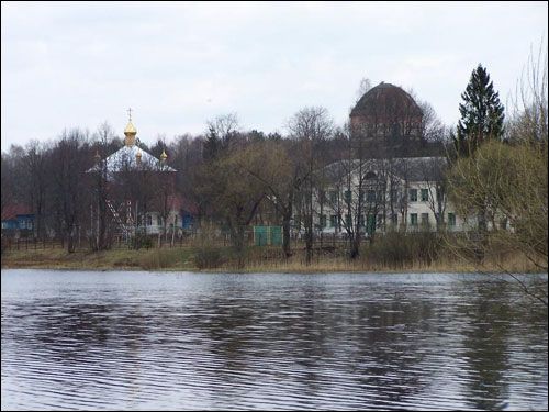 Пакроўскае |  Краявіды . Погляд на тэрыторыю манастыра з-за возера