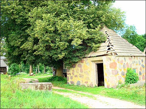  - Zespół dworsko-parkowy Wańkowiczów. Studnia kołowrotowa