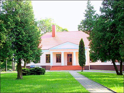  - Dwór Piłsudskich. Dwór, widok od podjazdu. 07 2008
