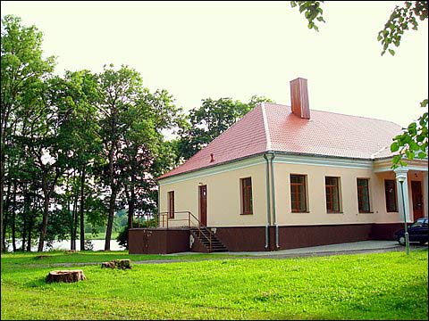  - Dwór Piłsudskich. Dwór, fragment, 07 2008