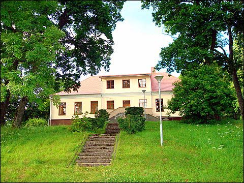  - Dwór Piłsudskich. Widok dworu od strony jeziora, 07 2008
