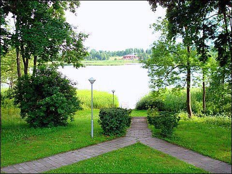  - Dwór Piłsudskich. Widok na jezioro z dworu, 07 2008
