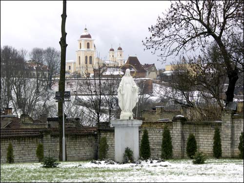 Figura Najświętszej Marii Panny na terenie kościelnym. Na drugim planie cerkiew Św. Ducha Wilno. Kościół Św. Bartłomieja Apostoła