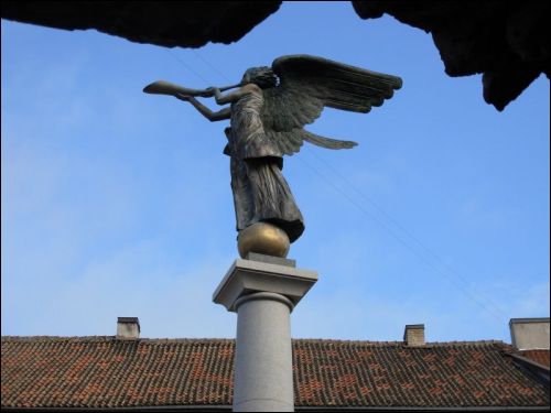 Anioł Zarzecza, symbol 'Republiki Zarzecze'. Rzeźba w pobliżu kościoła Św. Bartłomieja Wilno. Kościół Św. Bartłomieja Apostoła