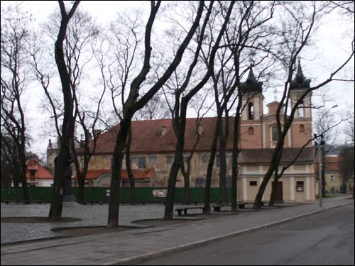  - Kościół Św. Krzyża i klasztor Bonifratów. Fasada główna kościoła i klasztoru