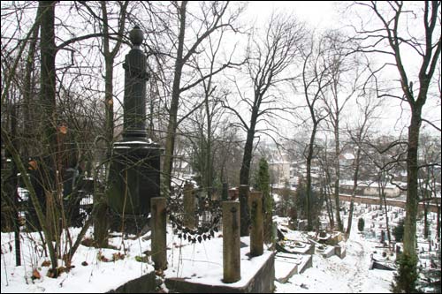Wilno |  Cmentarz na Lipówce (Eufrozynski). Cmentarz, pomnik nagrobny Mikołaja Brzeskiego  kolumna z czarnego granitu z urną i wieńcem, ustawiona na tarasie krypty grobowej