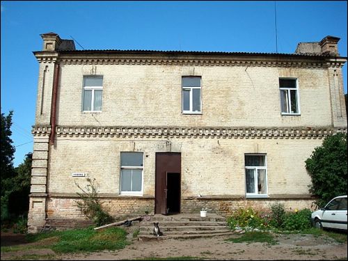  - Dwór . Fragment dworu od wschodu