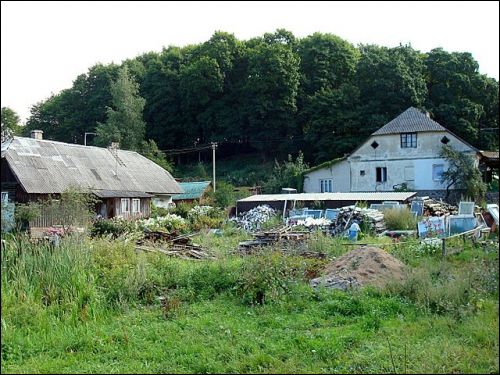  - Dwór . Widok na grodzisko i oficynę