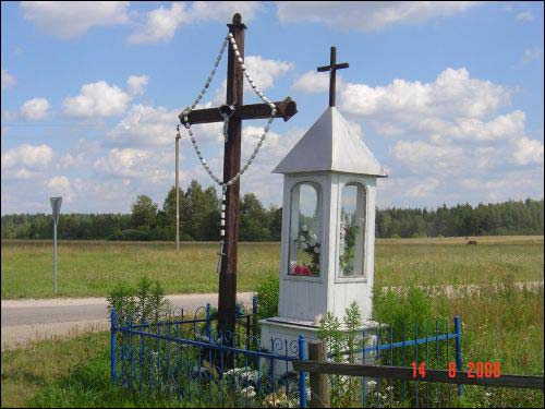 У вёсцы  Урлянцах. Каплічка на ўскрайку вёскі  - У вёсцы . Каплічка на ўскрайку вёскі