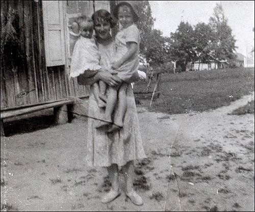  - Сядзіба Ахматовічаў. Аліна Ахматовіч з дачкой Міруняй і сынам Алесям (1934)