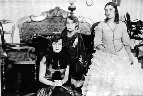 - Zespół dworsko-parkowy . Siostry Zofia, Halina, Iza Władyczańskie (w saloniku ok.1928r.)