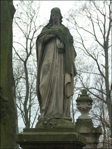 - Cmentarz stary katolicko-prawosławny. Rzeźba nagrobna na mogile Stefanii Walickiej z Bułhaków
