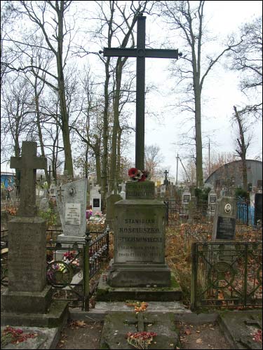  - Cmentarz stary katolicko-prawosławny. Krzyż na grobowcu Kościuszków Siechnowickich (z Siechnowicz, z tej linii pochodził Tadeusz Kościuszko)