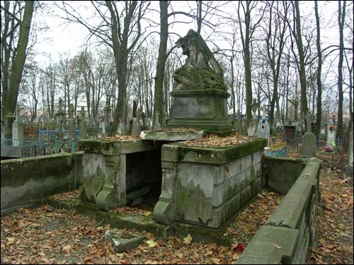  - Cmentarz stary katolicko-prawosławny. Zdewastowany grobowiec