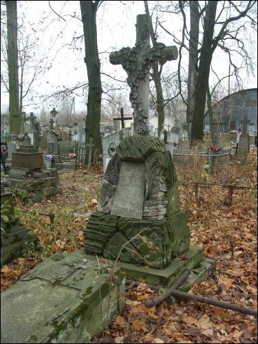  - Cmentarz stary katolicko-prawosławny. Krzyż na mogile Sawickiego