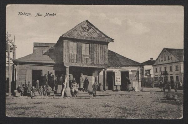  - Miasto na starych fotografiach . Na rynku