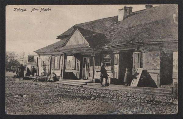  - Miasto na starych fotografiach . Na rynku