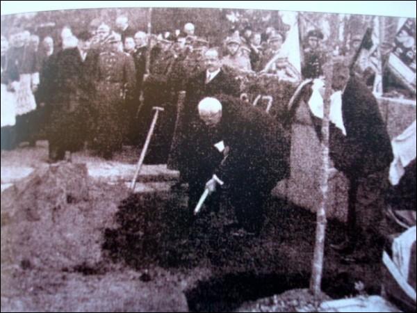  - Усадьба . Акт посадки дуба президентом Польши-Мостицким в 1937 году