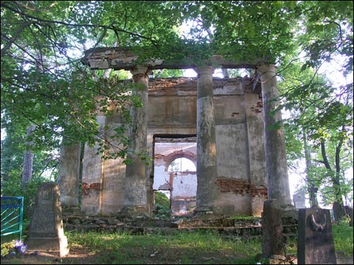Saviejki |  The tomb . Ruins of chapel