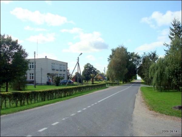 деревенская улица Жмуйдки (Жямайткямис). В деревне