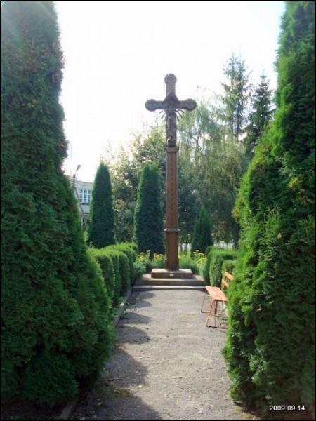 Крест в центре деревни Жмуйдки (Жямайткямис). В деревне