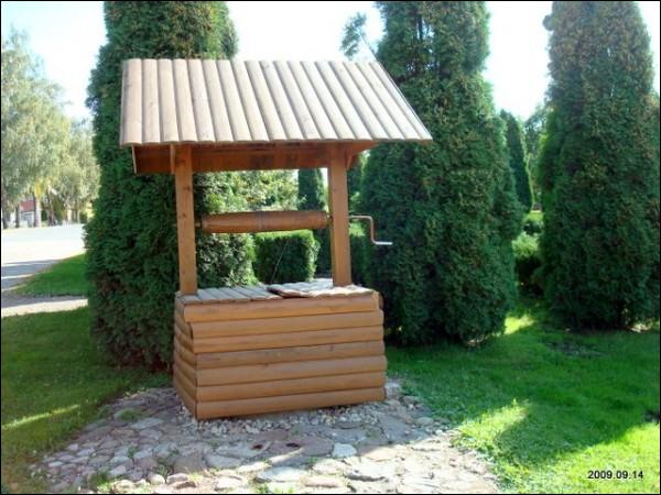 Колодец в центре деревни Жмуйдки (Жямайткямис). В деревне