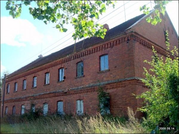  - Zespół dworsko-parkowy . 