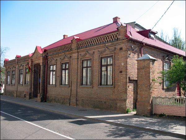  - Historical buildings at Leninskaja (Mirskaja, Piłsudskiego (1926-1940)) street. 