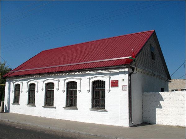  - Historical buildings at Leninskaja (Mirskaja, Piłsudskiego (1926-1940)) street. 