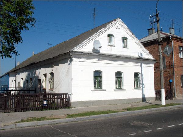  - Historical buildings at Leninskaja (Mirskaja, Piłsudskiego (1926-1940)) street. 