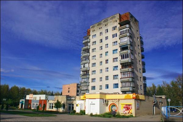  - Улицы города . Жилой дом, книжный и аптека