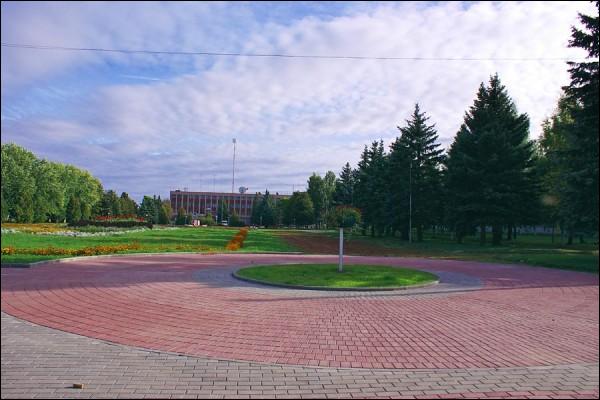  - Улицы города . Вид с центральной площади на горисполком