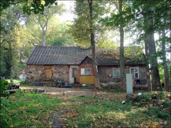  - Zespół dworsko-parkowy . 