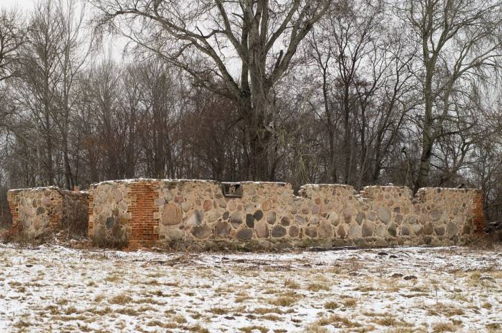  - Park dworski . Stary gospodarczy budynek w Orpie