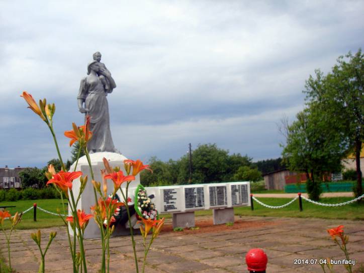 Миколаево |  В деревне . Памятник