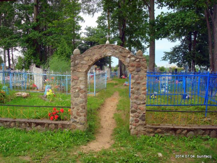 Миколаево |  В деревне . Деревенское кладбище.Кладбище очень старое,но старых памятников нет