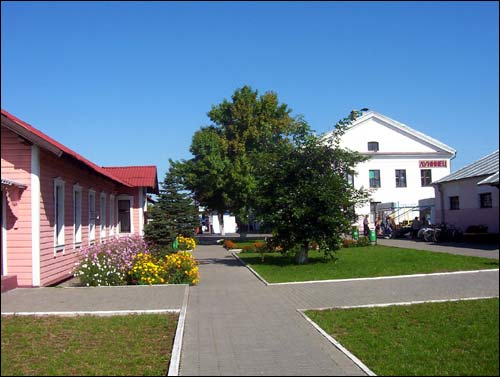  - Ulice miasta . Tuż obok dworca kolejowego