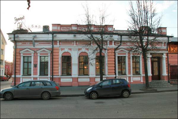  - Budynki zabytkowe ul. Suworowa (Uzgorska). Pałacyk miejski (XIXw.). Fasada po ul. Suworowa (20). Foto 11.2009