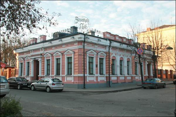  - Гістарычная забудова вул. Янкі Купалы (зав. Бабікін, зав. Хайкіна). Гарадскі асабняк (сяр. ХІХ ст.) на рагу вул. Янкі Купалы (№13) і Суворава (№20). Фота 11.2009