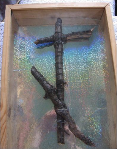  - Cerkiew Narodzenia Św. Jana. Krzyż ze splecionych korzeni drzew. Odnaleziony w pobliżu cerkwi w czasie prac remontowych. Uważany za cudowny, o mocy uzdrawiania