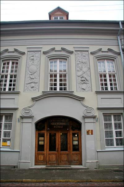  - Pałac Paców. Fasada od strony ulicy, fragment (12/2006)