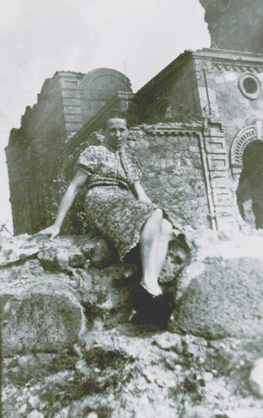 Зэльва |  Мястэчка на старых фотаздымках . Эрыка Шухардт на тле зруйнаванага храма. Фота з архіву Шухардтаў