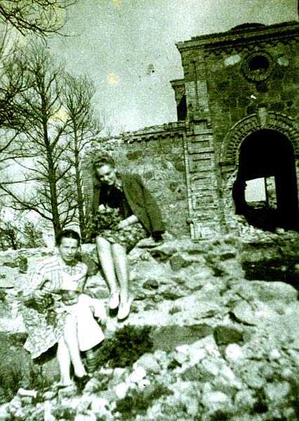  - Old photos of the township . Erika Schuchardt-Оbłamska and Izabela d´Aystetten in front of the ruined church
