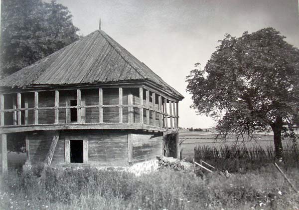 Biruki |  Manor . Lamus in Biruki. Photo by Jan Bulhak (from the Lith. State Hist. archive)