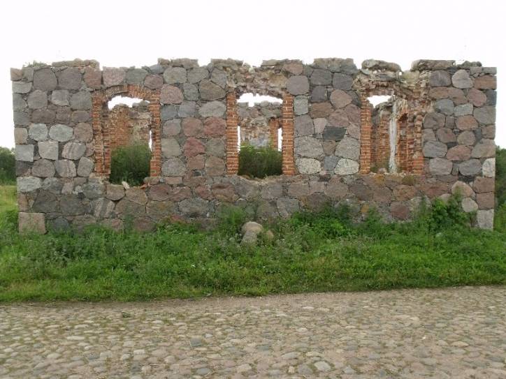 Сінагога стаіць пры Млыновай вуліцы, якая найбольш з усіх лужэцкіх вуліц захавала старадаўні выгляд і дух. Лужкі. Сінагога